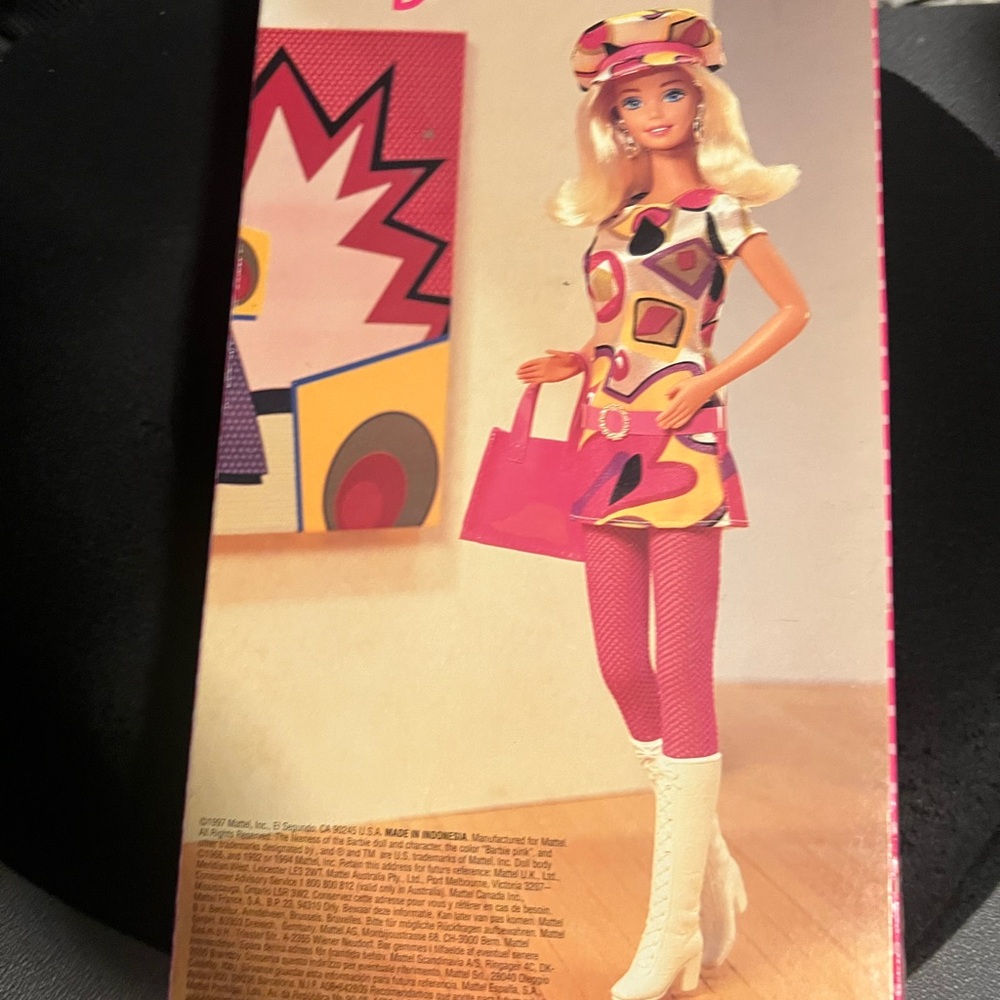 Barbie Sixties Fun Doll - Pink and Multicolor Outfit - Picture 2 of 2